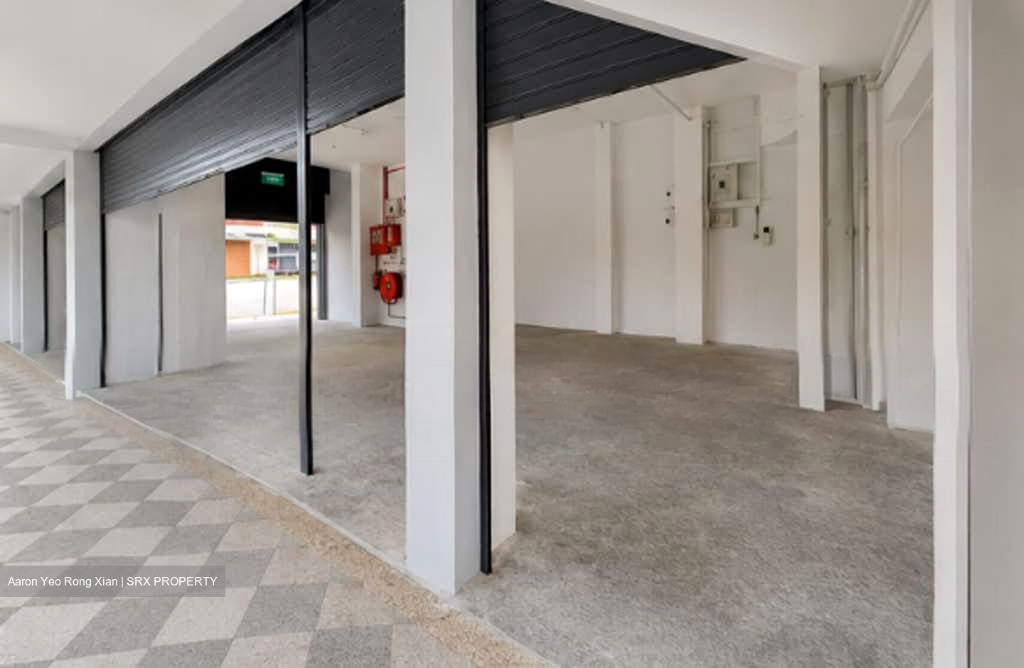 Sims Avenue (D14), Retail #592949311